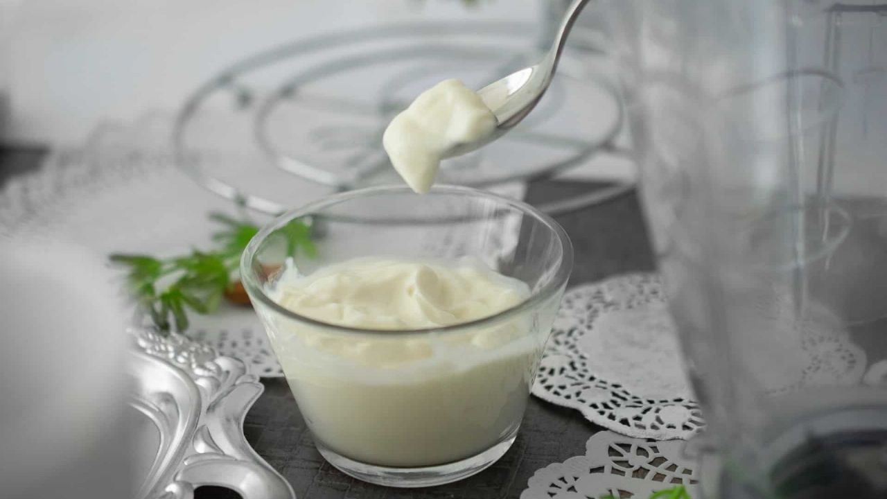 Löydä täydellinen resepti kotitekoisen jogurtin valmistamiseen: Yksinkertainen, terveellinen ja herkullinen.